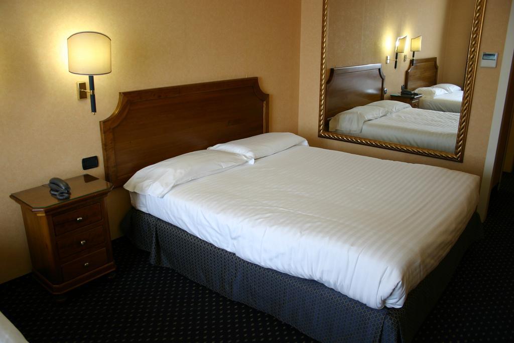 Hotel Don Carlo Broni Dış mekan fotoğraf
