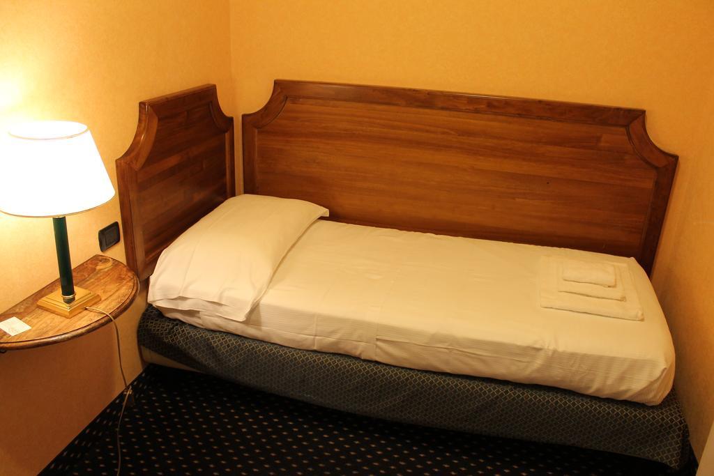 Hotel Don Carlo Broni Dış mekan fotoğraf
